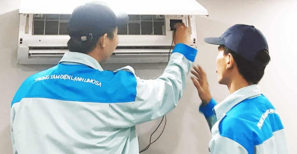 Kỹ thuật viên Limosa đang kiểm tra máy lạnh
