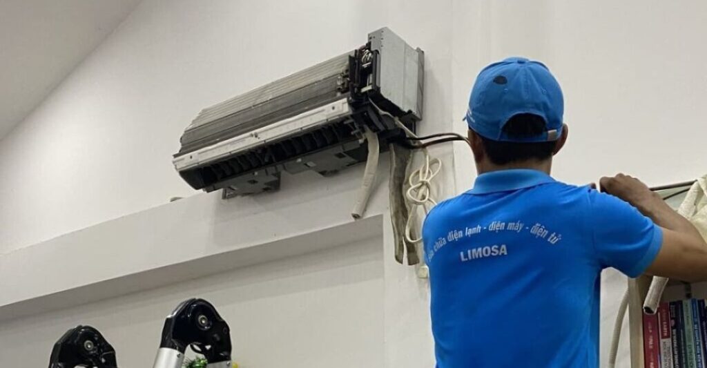Kỹ thuật viên kiểm tra máy lạnh
