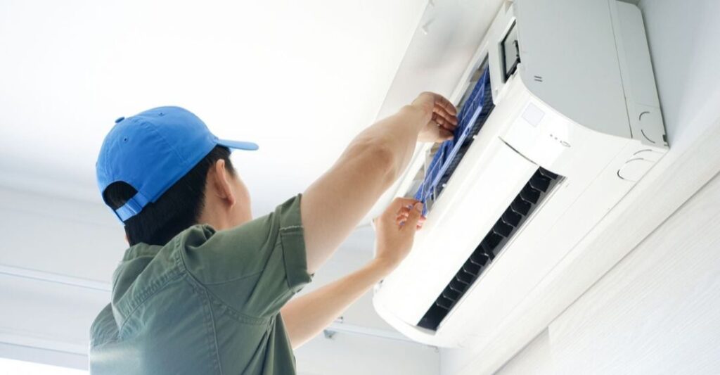 Kỹ thuật viên Trung tâm sửa chữa điện lạnh Limosa hỗ trợ khách hàng kiểm tra tần số máy lạnh Nagakawa