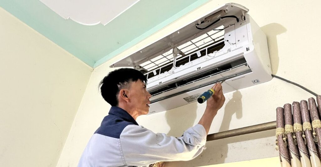 Kỹ thuật viên kiểm tra máy lạnh