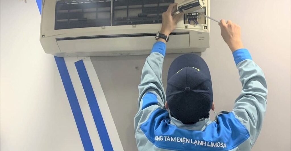 Kỹ thuật viên Trung tâm sửa chữa điện lạnh Limosa sửa máy lạnh