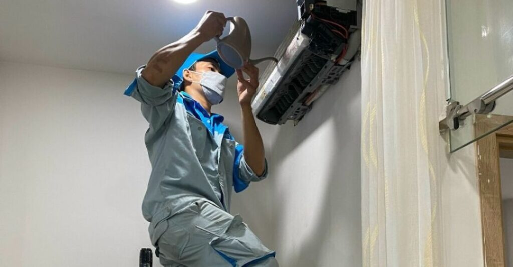 Kỹ thuật viên Trung tâm sửa chữa điện lạnh Limosa sửa máy lạnh