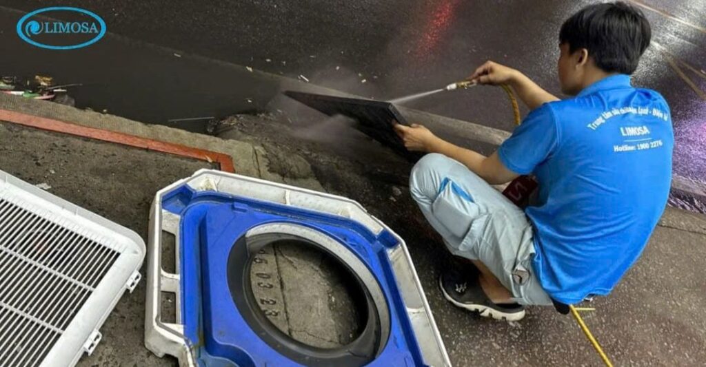 Kỹ thuật viên kiểm tra, vệ sinh cục nóng