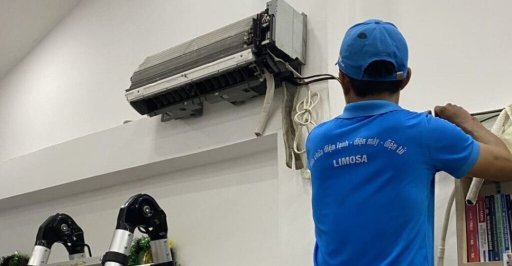 Kỹ thuật viên sửa chữa máy lạnh tại Trung tâm sữa chữa máy lạnh Limosa