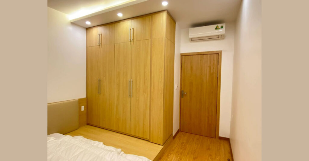 Máy lạnh lắp trên cửa ra vào phòng ngủ, khí lạnh phân bổ đều khắp phòng