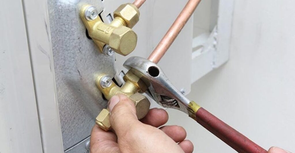 Vặn đầu dây gas máy lạnh